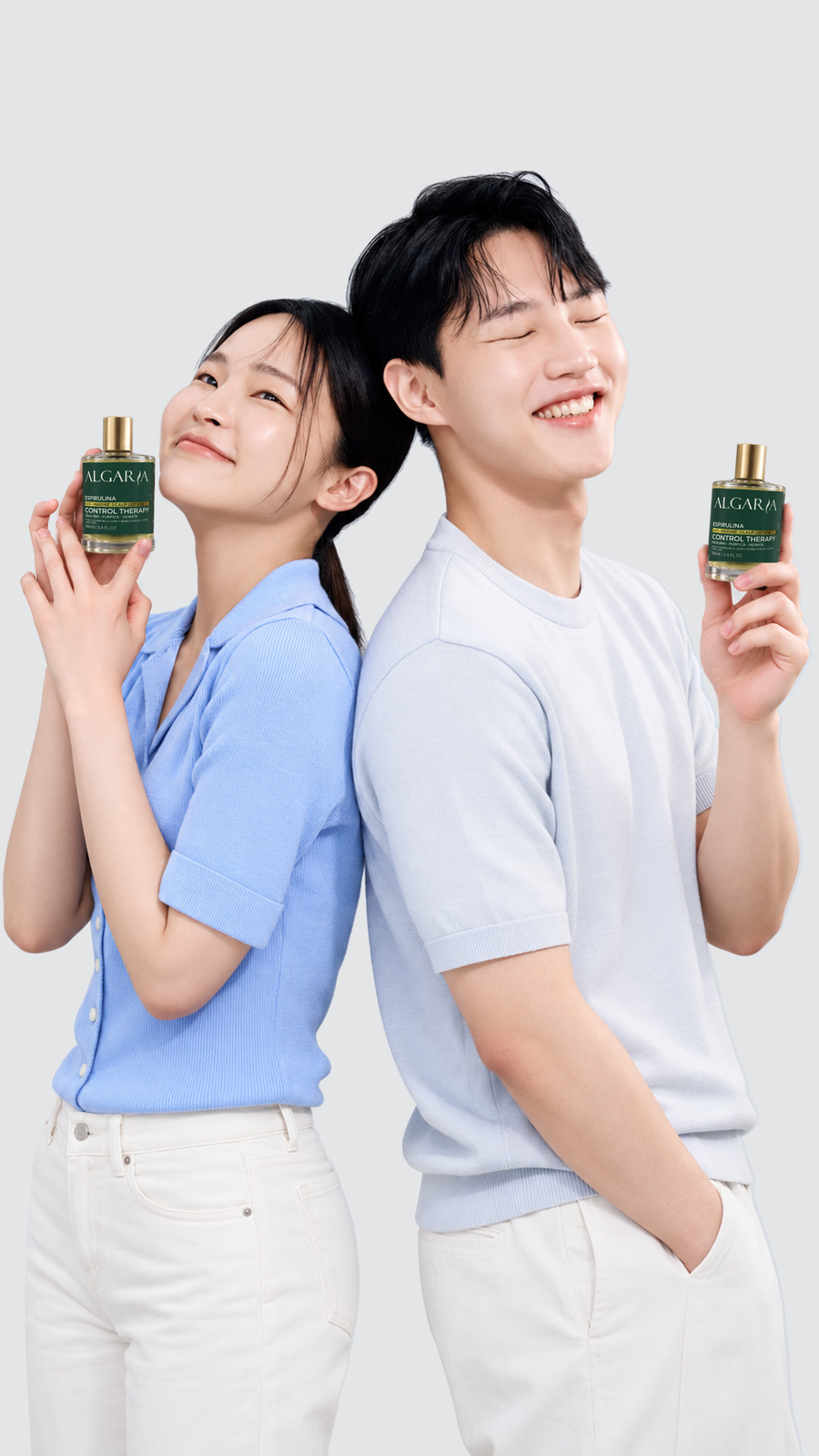 Modelo de campaña con polo verde y frasco ALGARIA