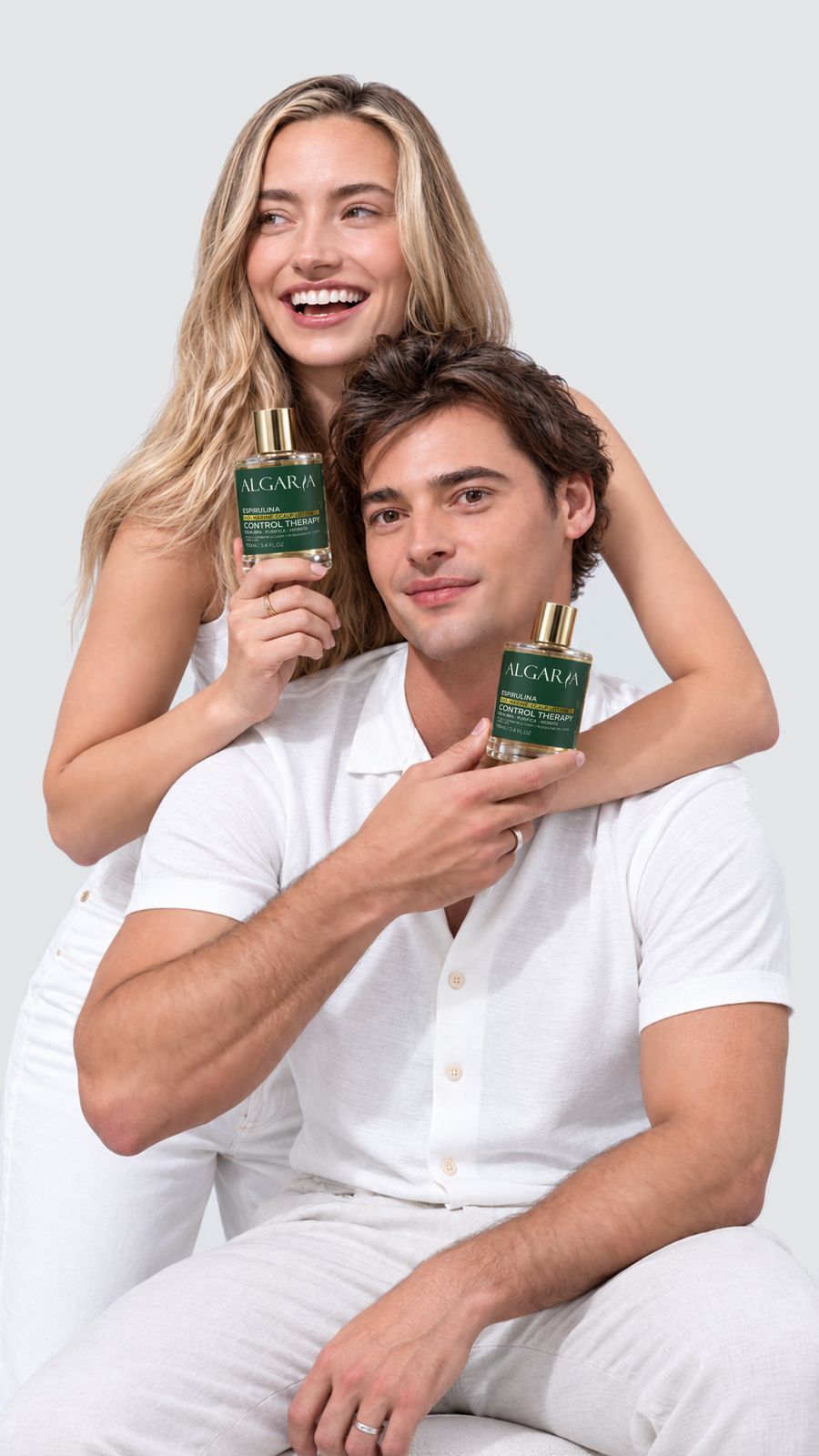 Modelo de campaña con cabello largo y frasco ALGARIA