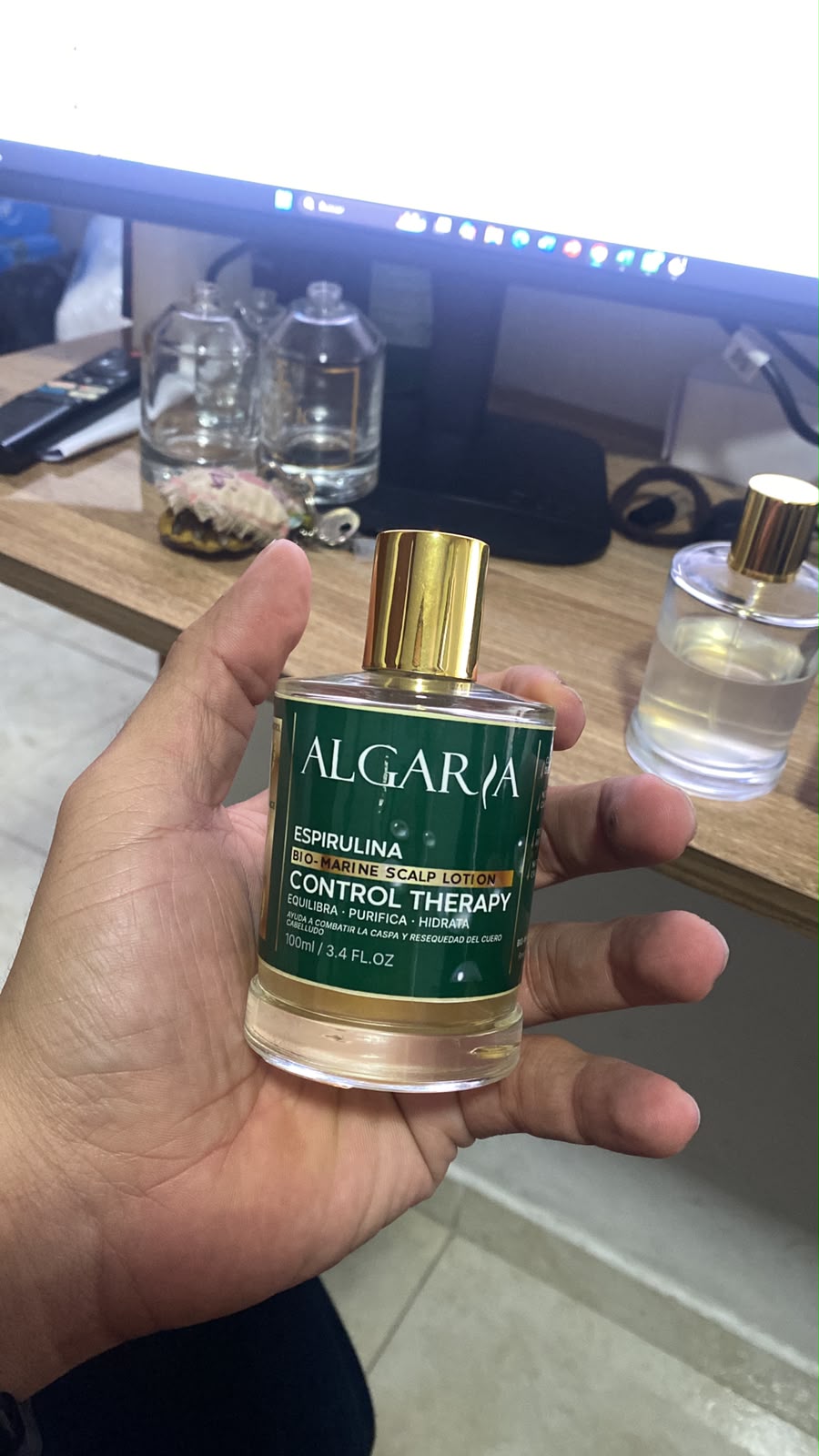 Fotografía original de ALGARIA con tapa dorada y etiqueta verde